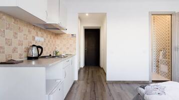 Estudio Confort, 1 cama Queen size | Cocineta privada | Frigobar, parrilla de estufa, cafetera y tetera y tetera eléctrica