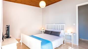 Grand Studio | In-room safe, iron/ironing board (on request), WiFi (free), bed sheets