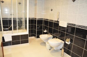 Bathtub, free toiletries, hair dryer, slippers - Bera Mevlana Hotel (Konya)