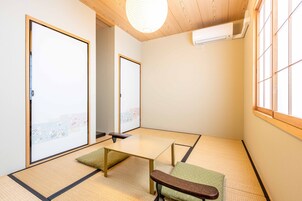 Japanese Style Room | Desk, free WiFi, bed sheets