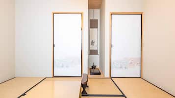 Japanese Style Room | Desk, free WiFi, bed sheets