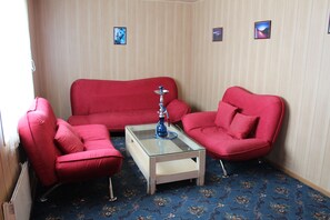 Quarto quádruplo standard, vista para a montanha (Cottage) | Sala de estar | TV