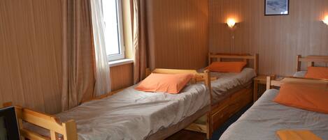 Chambre quadruple Standard, vue sur la montagne (Cottage) | Salle de bain | Douche, articles de toilette (gratuits), séchoir à cheveux, peignoirs