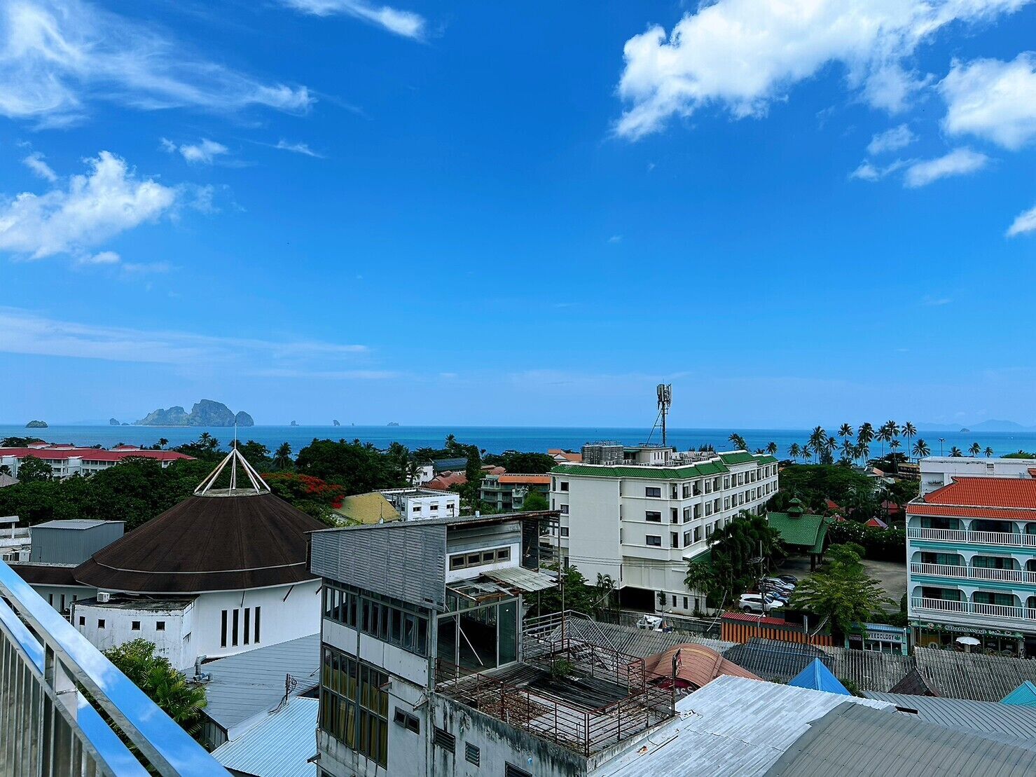 Un paisaje urbano costero con una vista despejada del mar y islas distantes.