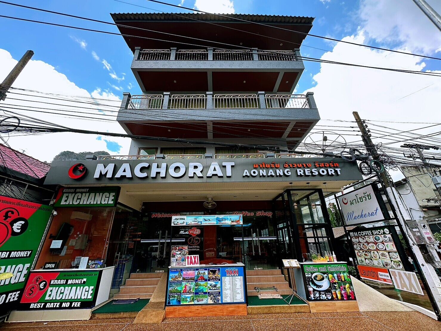 Un edificio de dos pisos con un letrero que dice 'MACHORAT AONANG RESORT'.