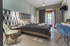 객실 내 금고, 책상, 노트북 작업 공간, 방음 설비