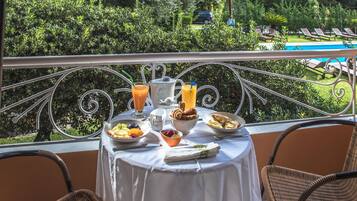 Zimmersafe, Schreibtisch, laptopgeeigneter Arbeitsplatz