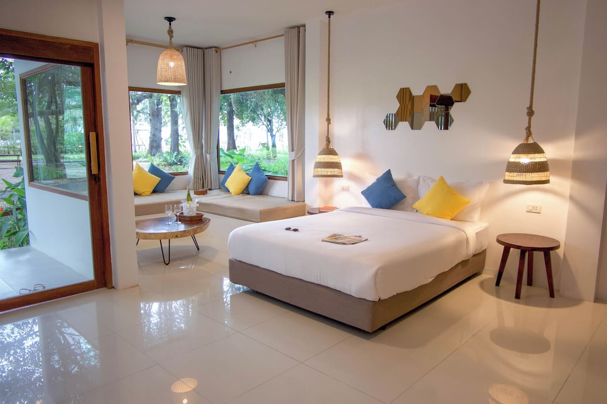 Kamar Deluks, pemandangan kebun | Kamar mandi | Shower, perlengkapan mandi gratis,  dan handuk
