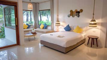 Habitación Deluxe, vista al jardín | Baño | Regadera, amenidades de baño gratuitas, toallas