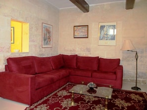 Departamento, 3 habitaciones | Área de sala de estar | Televisión de pantalla plana de 32 pulgadas con canales por cable 