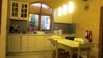 Apartment, 3 Bedrooms | Private kitchen | Full-size fridge, microwave, oven, stovetop