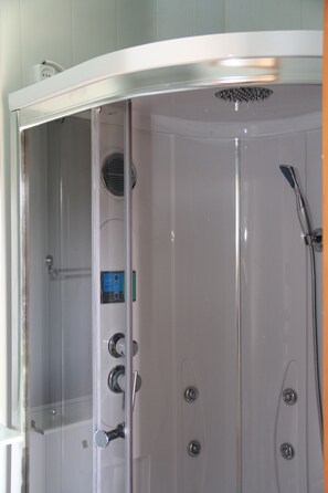 Habitación Deluxe, vista a la montaña | Regadera en el baño