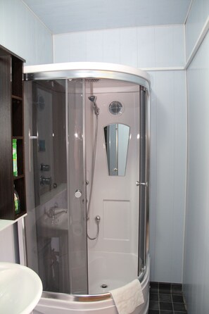 Standardzimmer, 1 Schlafzimmer, Bergblick | Badezimmer | Dusche, kostenlose Toilettenartikel, Hausschuhe