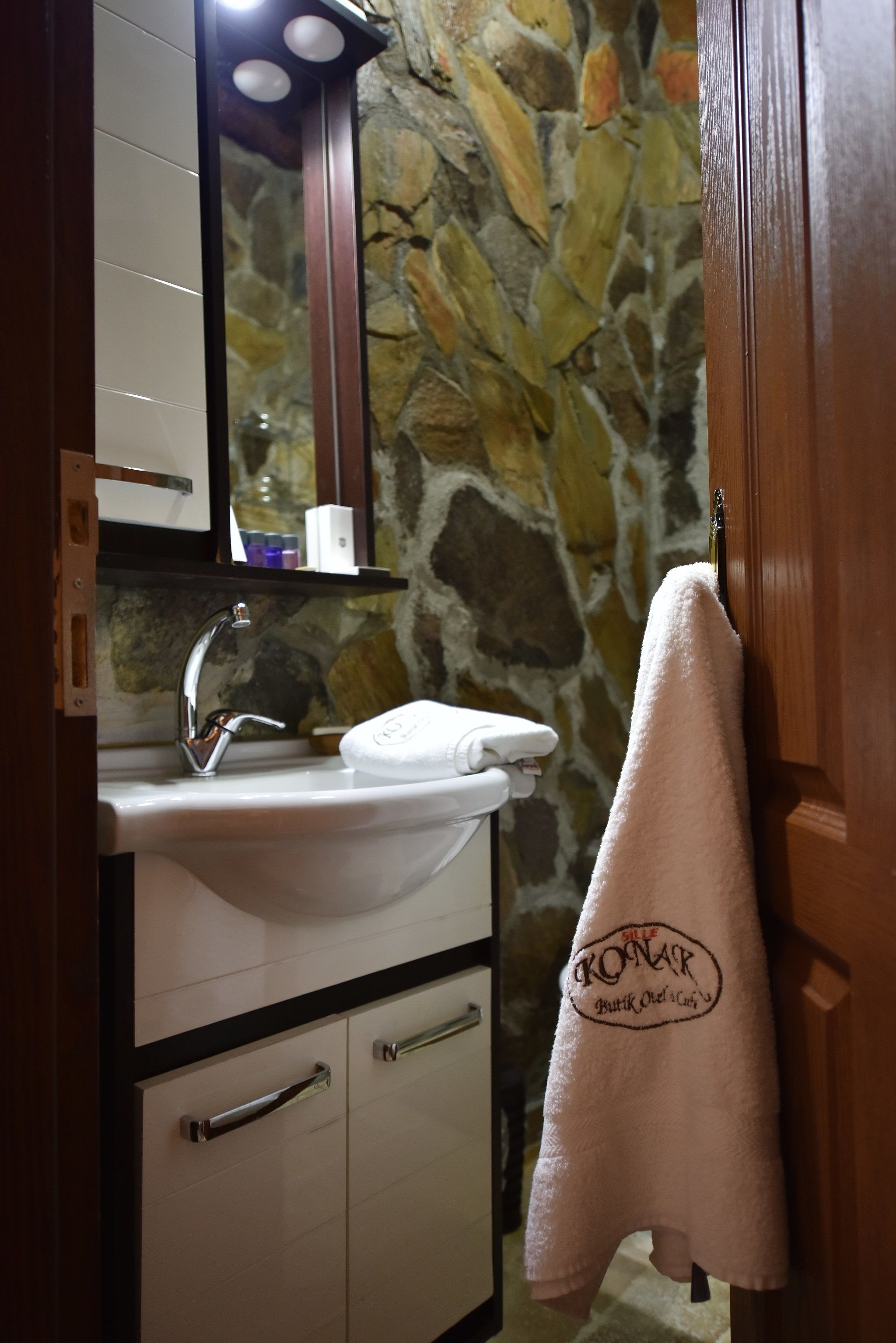 standard double room, 1 double bed | bathroom sink