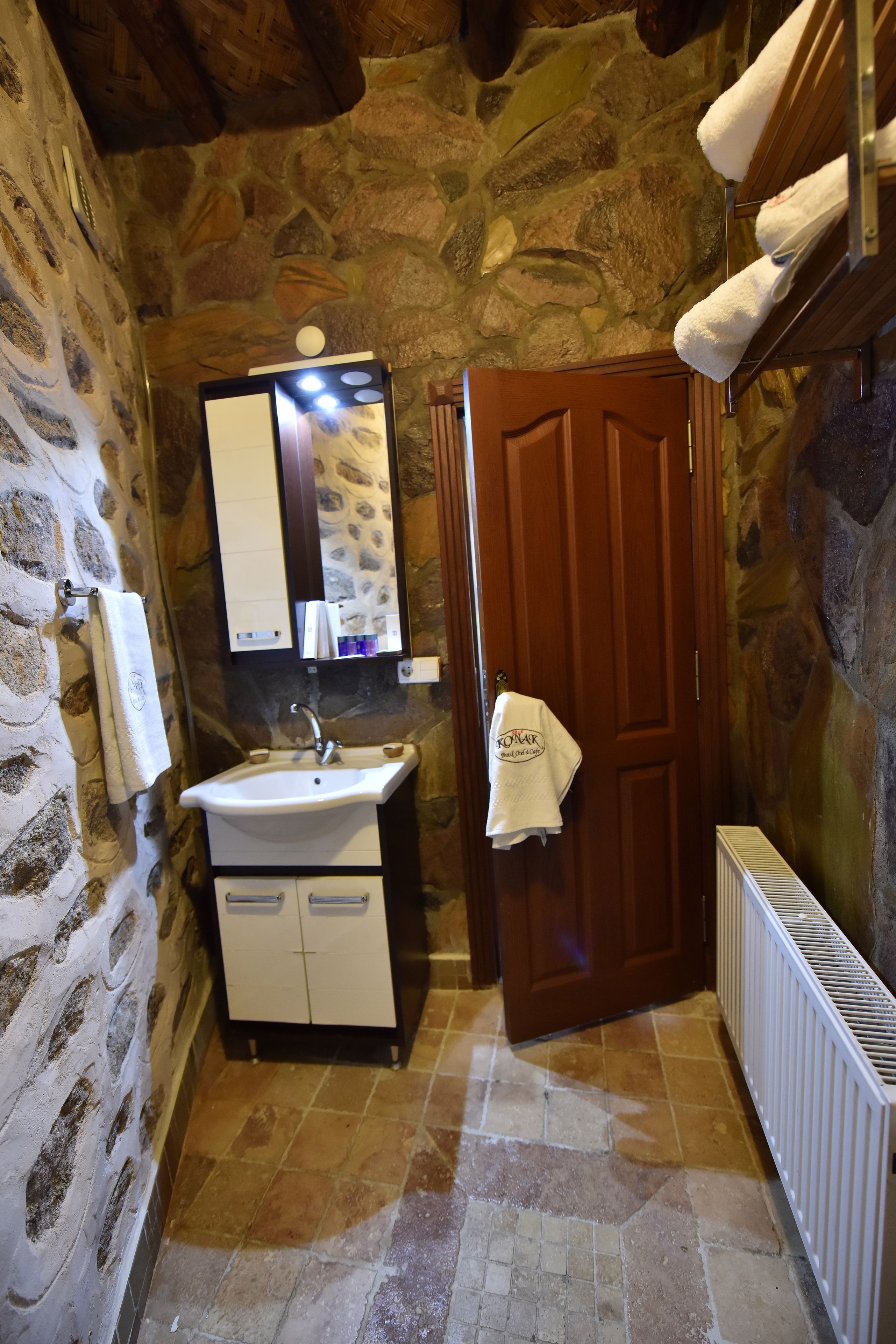 standard triple room | bathroom | shower, free toiletries, hair dryer, slippers