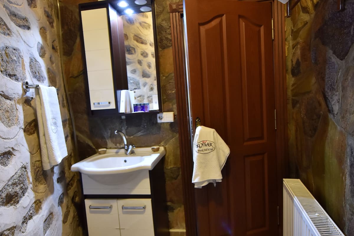 standard triple room | bathroom | shower, free toiletries, hair dryer, slippers