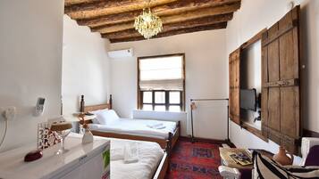 Basic Double Room, 2 Twin Beds, Non Smoking | Minibar, desk, free WiFi