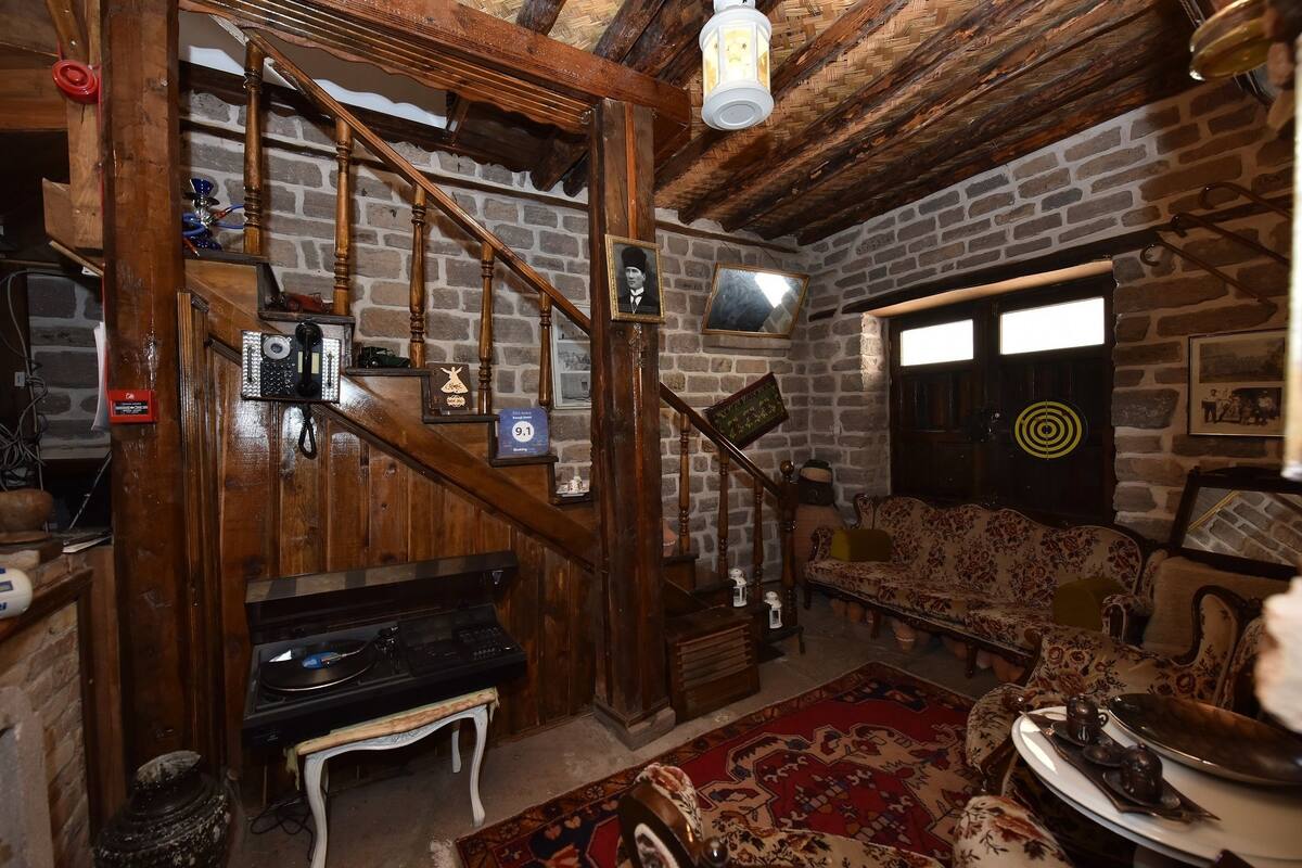 basic double room, 2 single beds, non smoking | bathroom | shower, free toiletries, hair dryer, slippers