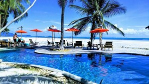 Outdoor pool, pool loungers - The Mud (Koh Samui)