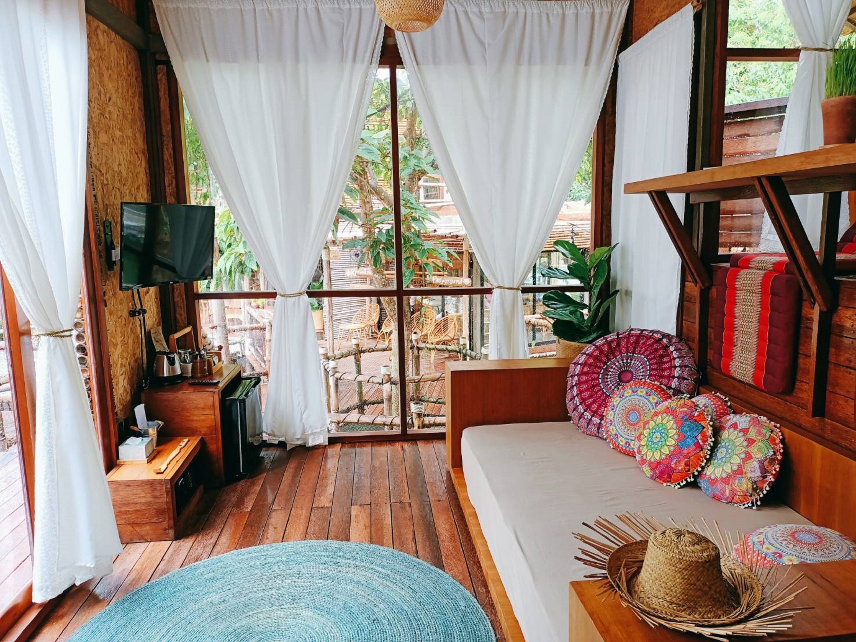 tree house | living area | flat-screen tv