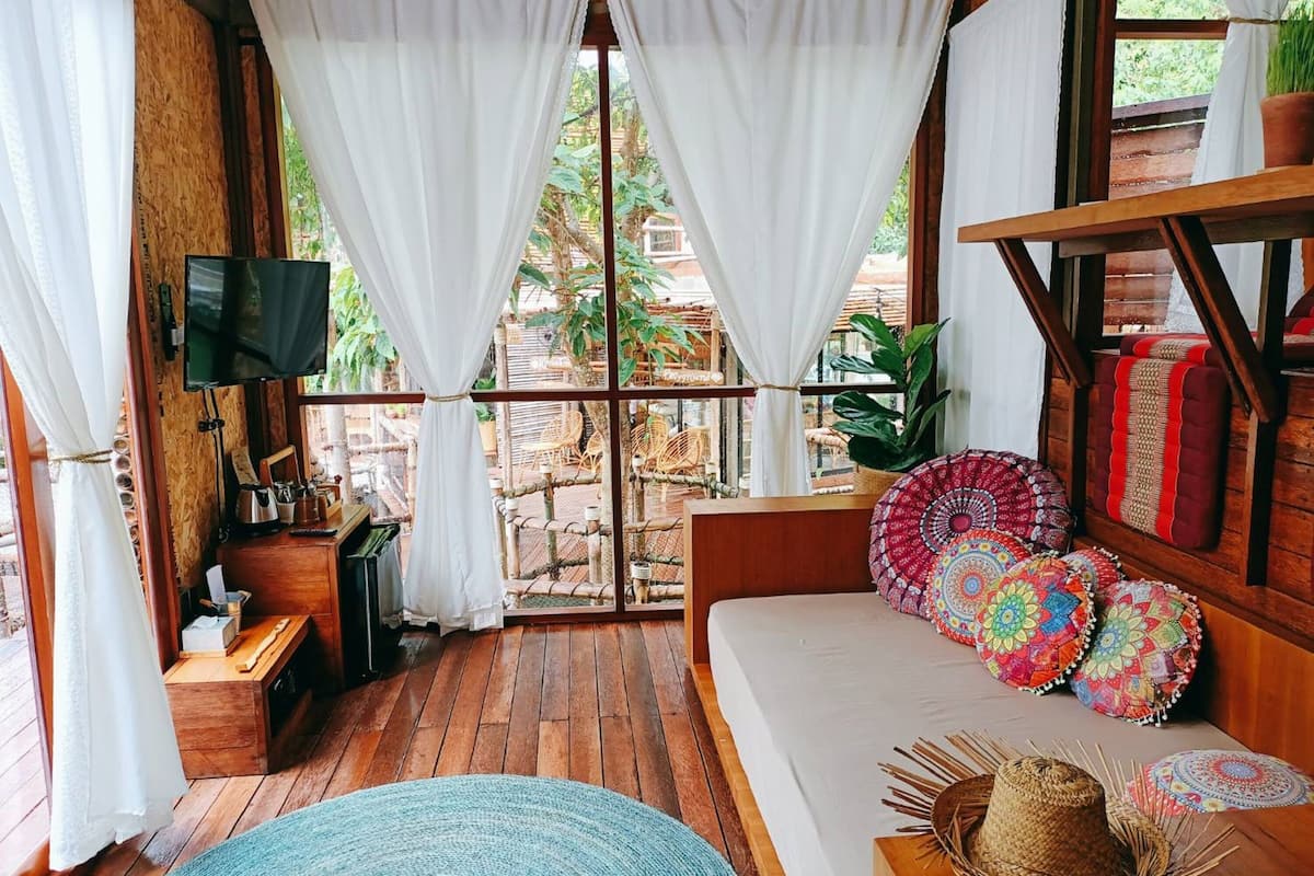 tree house | living area | flat-screen tv