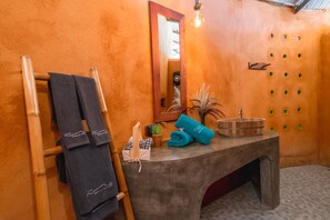 Douche, articles de toilette (gratuits), séchoir à cheveux, peignoirs