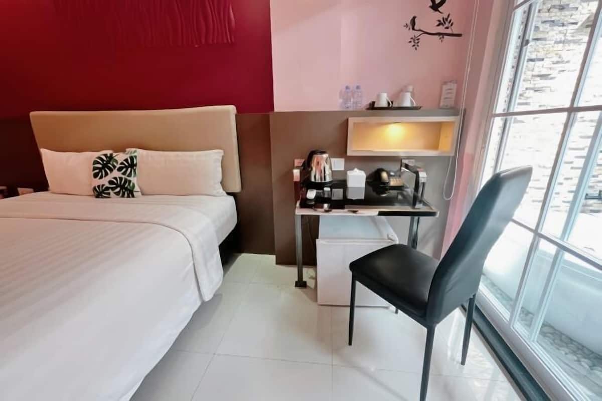 Desk, blackout drapes, free WiFi, bed sheets