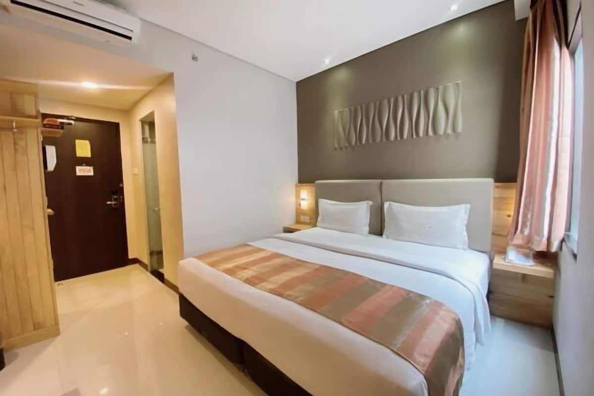 Desk, blackout curtains, free WiFi, bed sheets