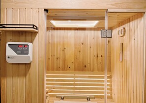 Executive Sauna Room | Desk, blackout curtains, free WiFi, bed sheets - Verse Lite Hotel Gajah Mada (Jakarta)