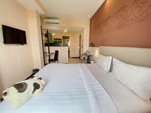 Desk, blackout drapes, free WiFi, bed sheets - Verse Lite Hotel Gajah Mada (Jakarta)