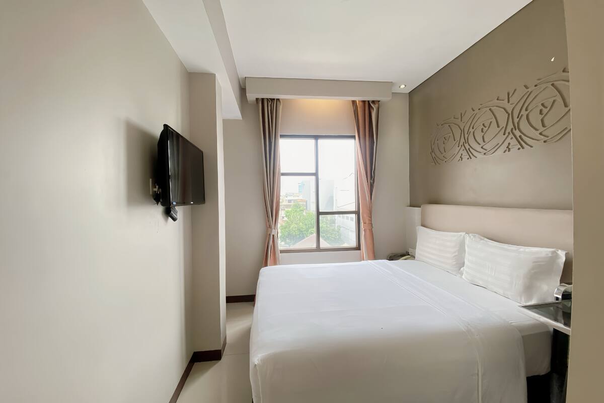 Superior Room King Bed | Gadeudsigt