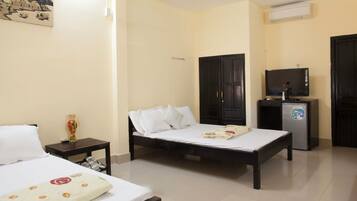 Family Room | Minibar, desk, free WiFi