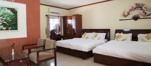 Camera quadrupla | Minibar, una scrivania, Wi-Fi gratuito