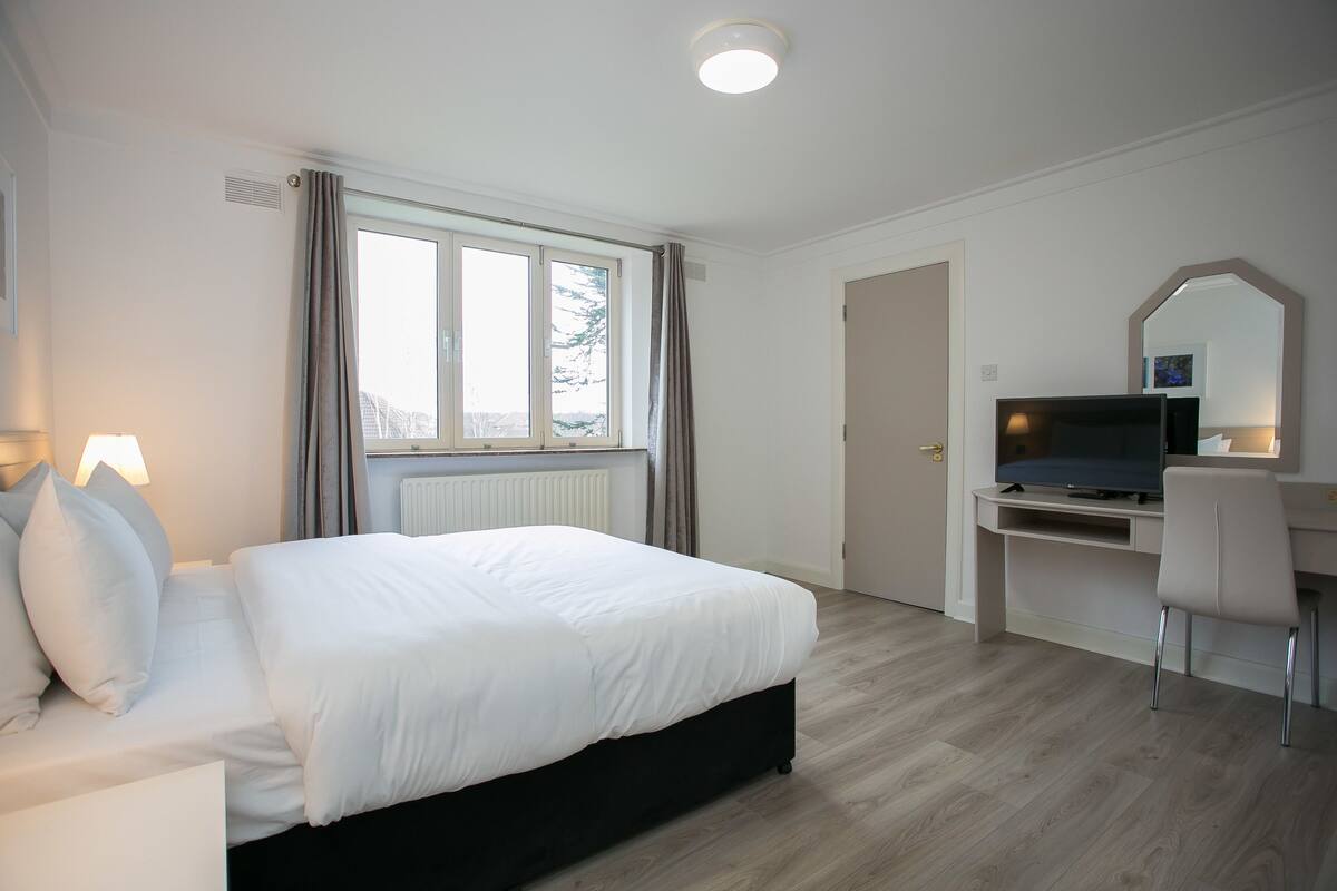 Deluxe Double or Twin Room, Non Smoking, Private Bathroom | In-room safe, soundproofing, iron/ironing board, rollaway beds