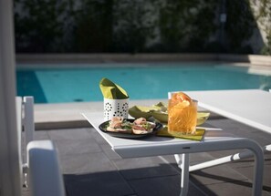 Piscine extérieure (ouverte en saison), parasols de plage