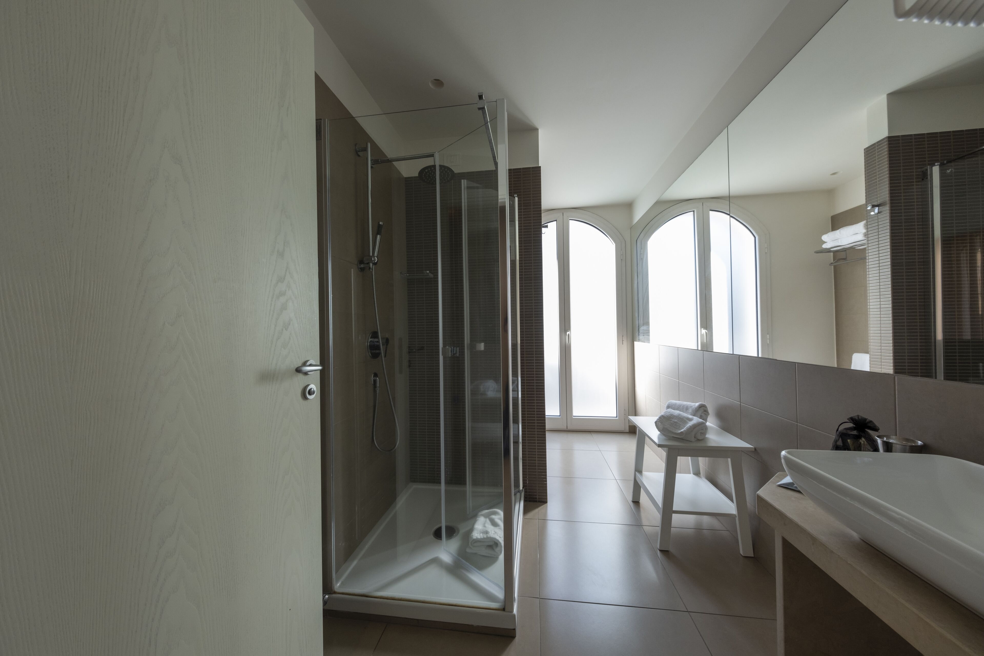 shower, free toiletries, hair dryer, bidet