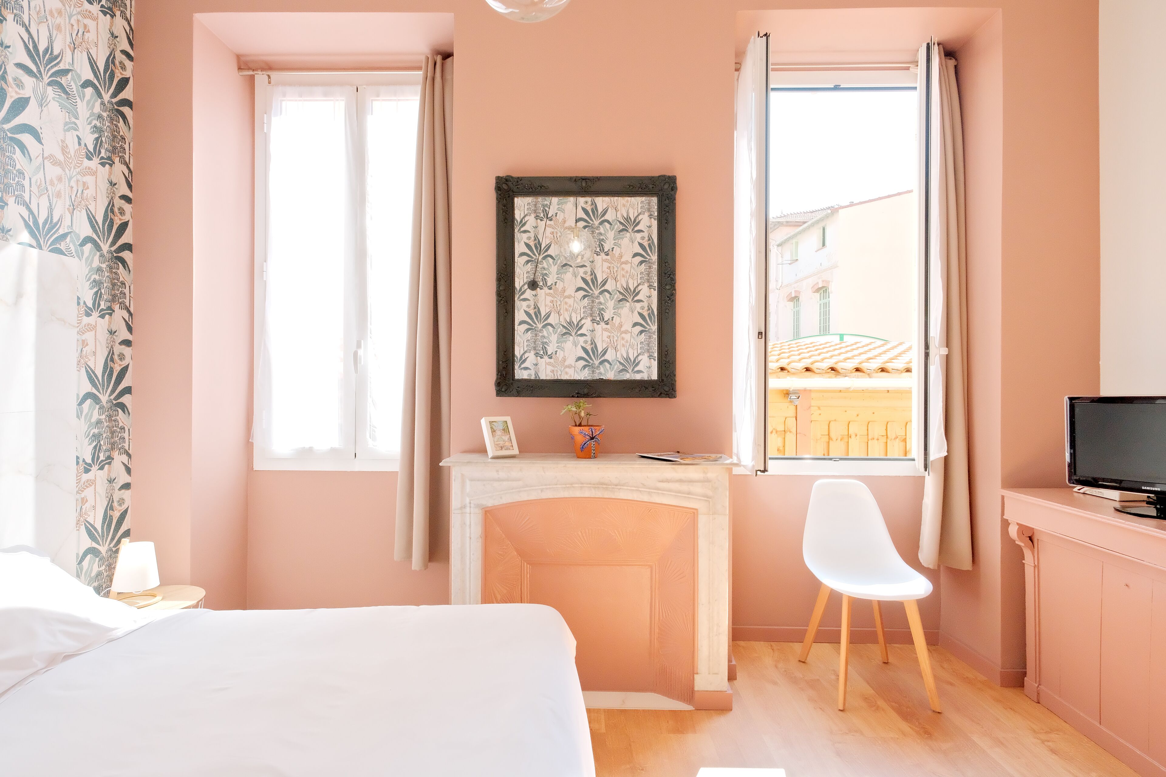 economy room | 1 bedroom, individually decorated, desk, blackout curtains