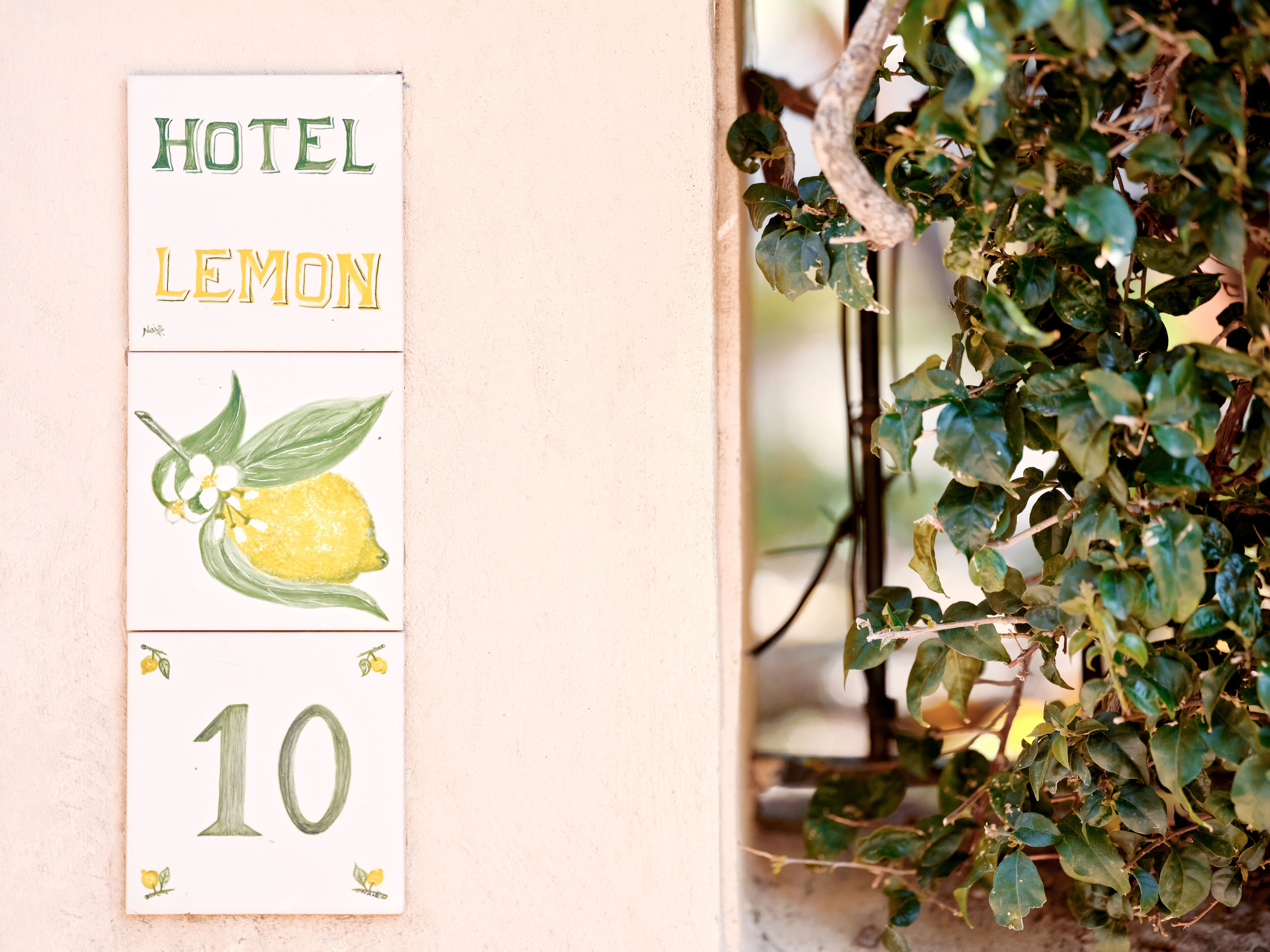 A hotel sign with the name 'Hotel Lemon' and the number '10'.