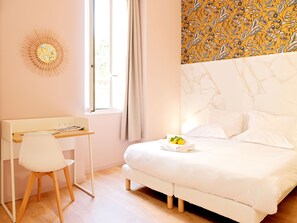 Habitació econòmica | Decoració individual, escriptori i cortines opaques 