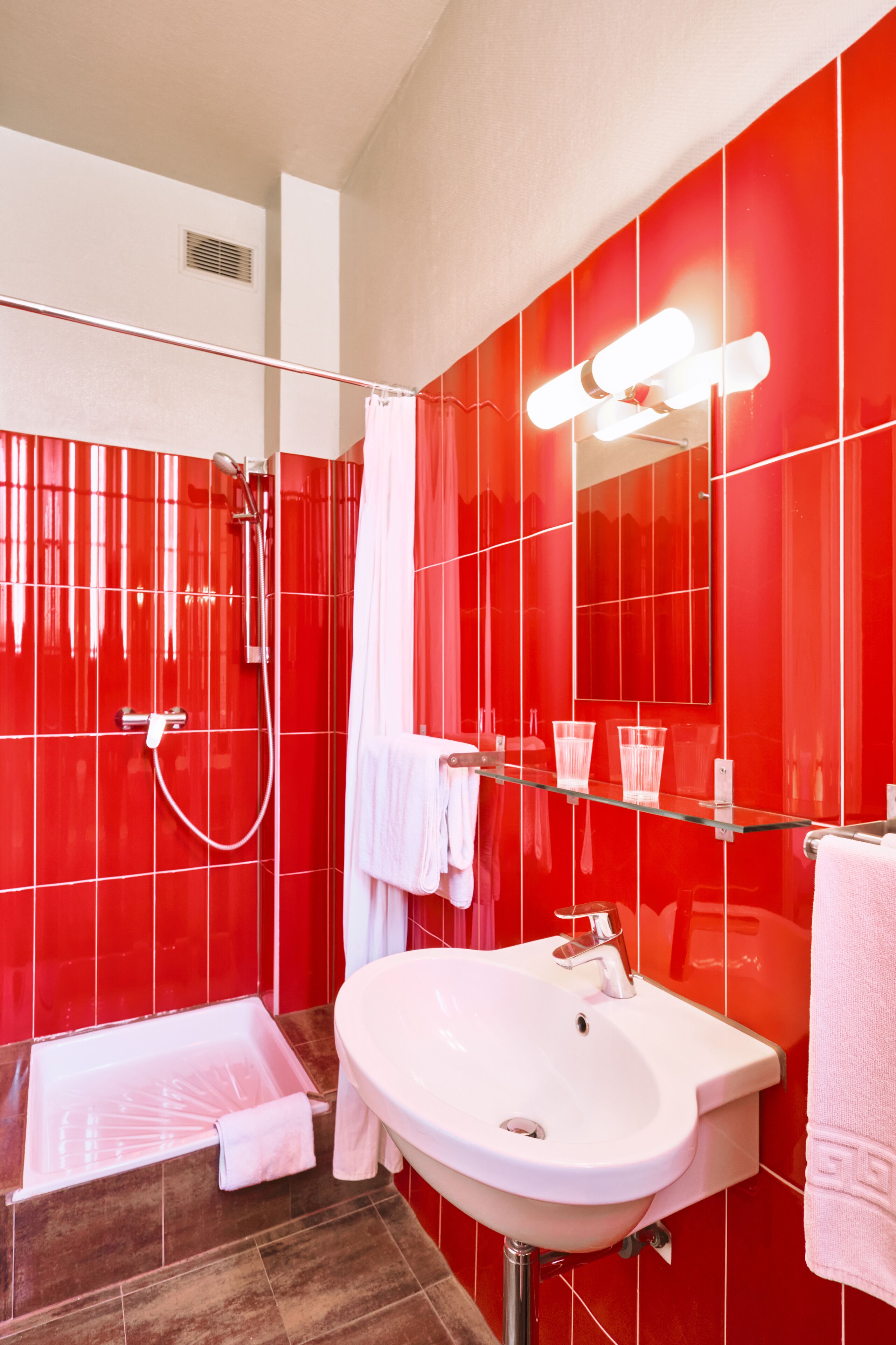 city room | bathroom | shower, free toiletries, hair dryer, towels