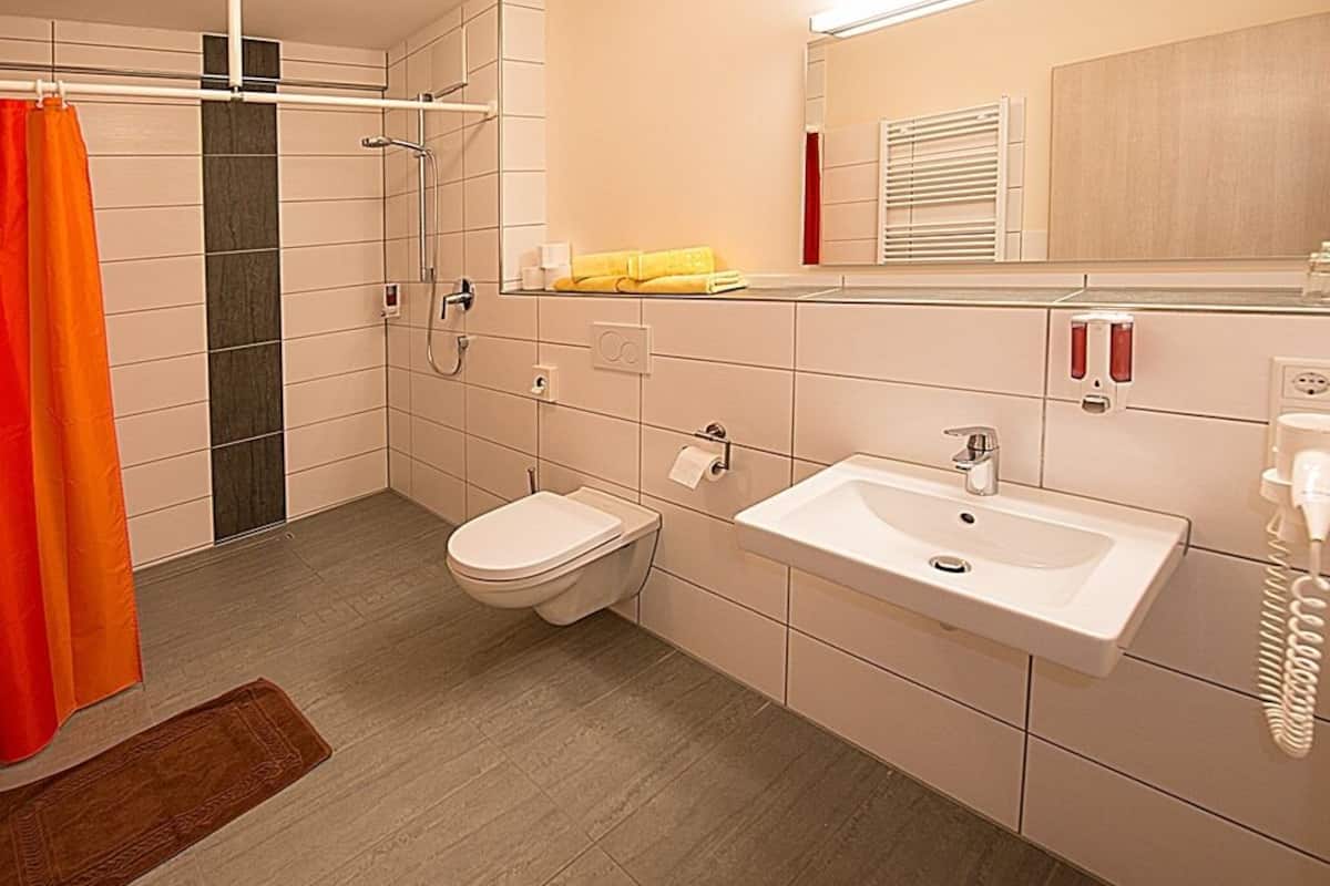comfort quadruple room, ensuite (sofa) | bathroom
