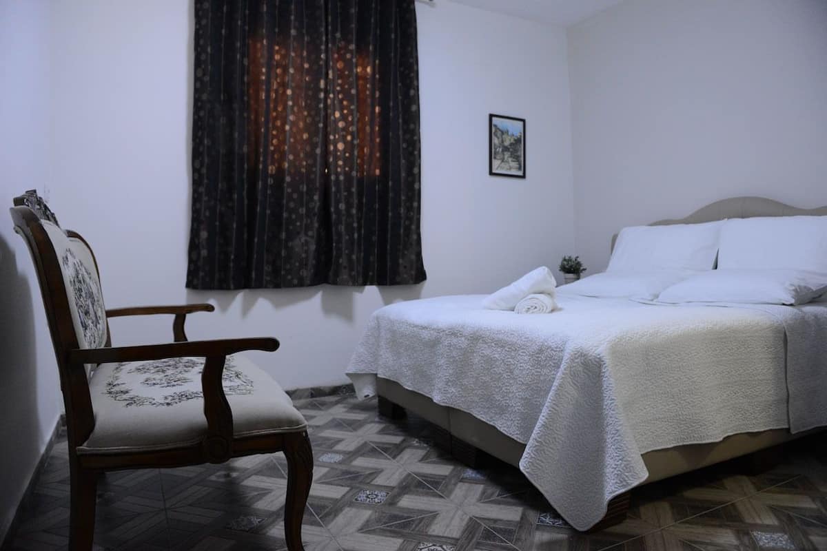 Chambre double ou avec lits jumeaux, vue sur la ville | Lit de bébé (gratuit), accÚs au Wi-Fi (inclus)