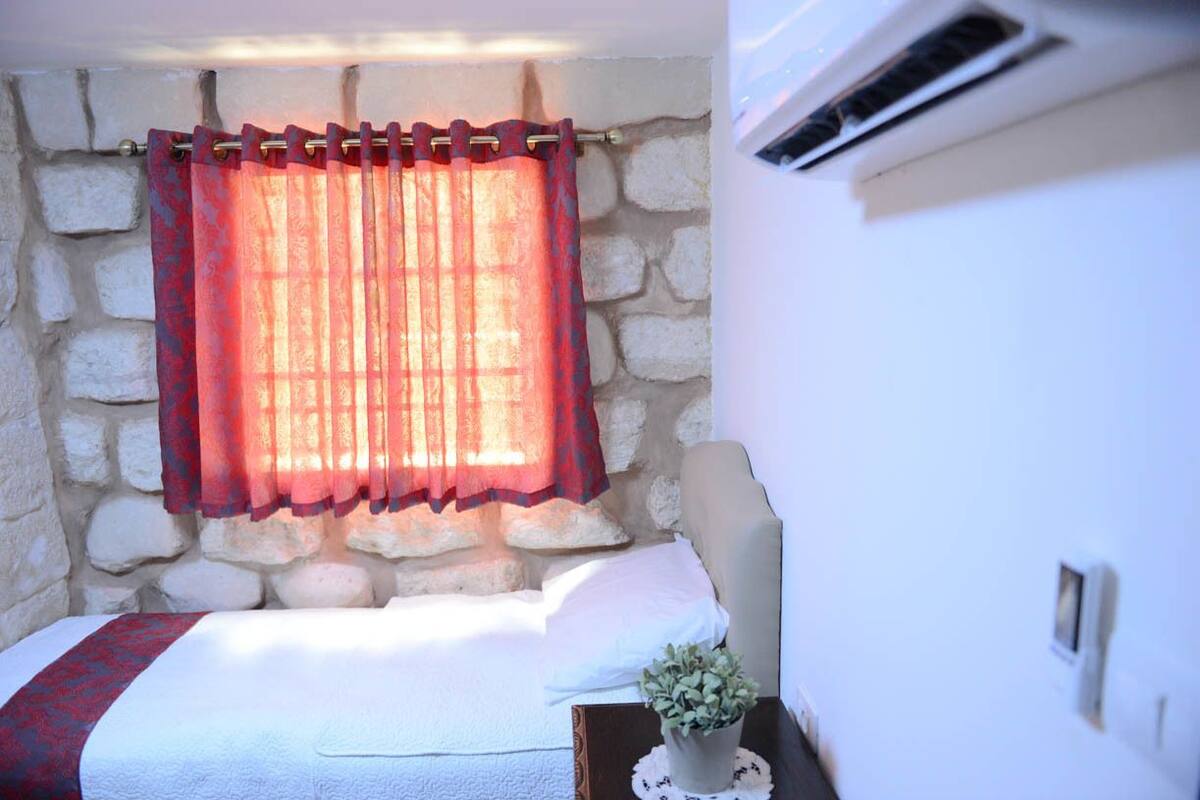 Deluxe Double Room Single Use | Cribs (free), WiFi (free)