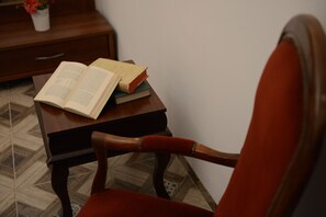 디럭스 더블룸 또는 트윈룸, 시내 전망 | 거실 공간 | 케이블 채널 시청이 가능한 30인치 LCD TV, TV