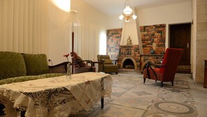 Lobby sitting area - Mensa Christi Guesthouse (Nazareth)