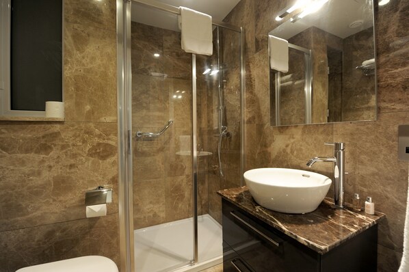 Bathroom shower - De Vilhena Boutique Hotel (Valletta)