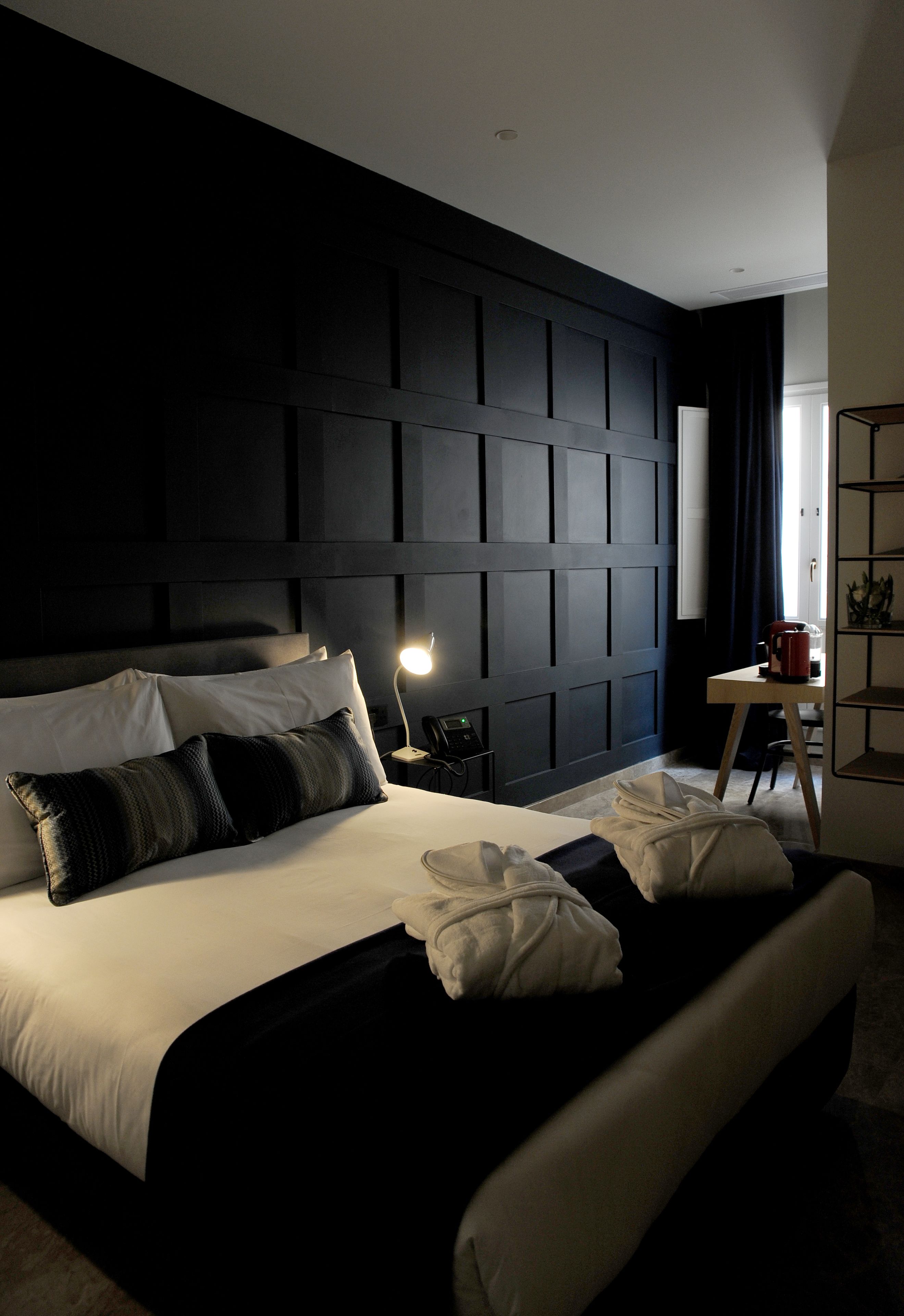 Superior Premium Double Room | Ylelliset vuodevaatteet, tallelokero huoneessa, työpöytä, pimennysverhot