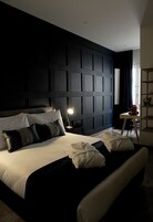 Superior Premium Double Room | Biancheria da letto di alta qualità, cassaforte in camera, una scrivania