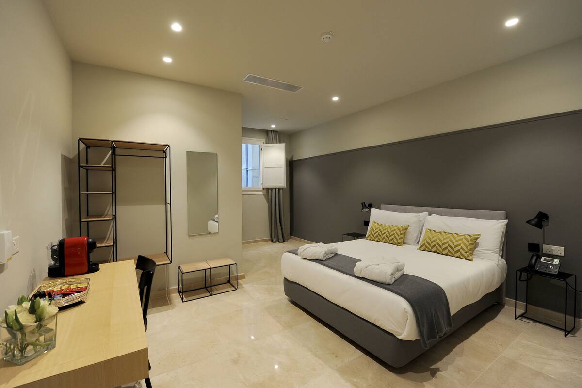 Ropa de cama de alta calidad y caja de seguridad en la habitación 