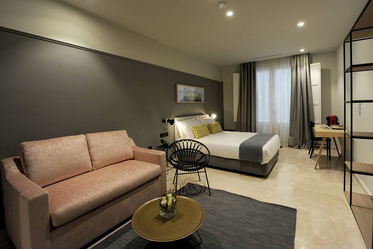 Ropa de cama de alta calidad y caja de seguridad en la habitación 